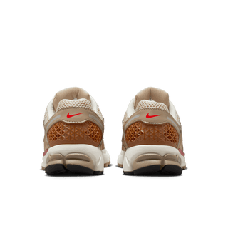 WMNS ZOOM VOMERO 5 - KHAKI / FIRE RED