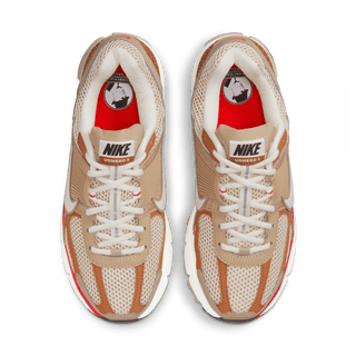 WMNS ZOOM VOMERO 5 - KHAKI / FIRE RED