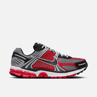 ZOOM VOMERO 5 - METALLIC SILVER / UNIVERSITY RED / BLACK